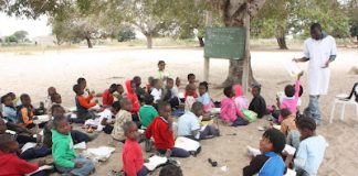 Alunos assistem aulas ao relento em Nampula