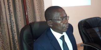 Paulo Vahanle diz estar a ser vítima de ameaças de morte Paulo Vahanle, presidente do concelho autárquico de Nampula, está a ser vítima de ameaças de morte. O seu antecessor, Mahamudo Amurane, foi, também, assassinado, mas Vahanle diz que não vai renunciar.