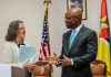 Governo americano concede 110 milhões de dólares a Moçambique para assistência ao desenvolvimento O ministro José Pacheco e a directora da USAID em Moçambique durante a assinatura dos acordos de apoio ao desenvolvimento de Moçambique
