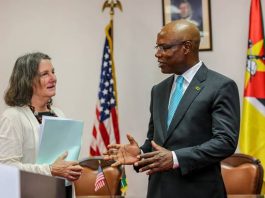 O ministro José Pacheco e a directora da USAID em Moçambique durante a assinatura dos acordos de apoio ao desenvolvimento de Moçambique