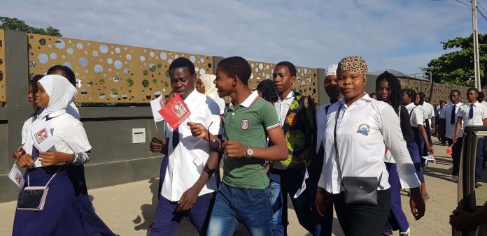 Alunos a caminho do aeroporto internacional de Nampula