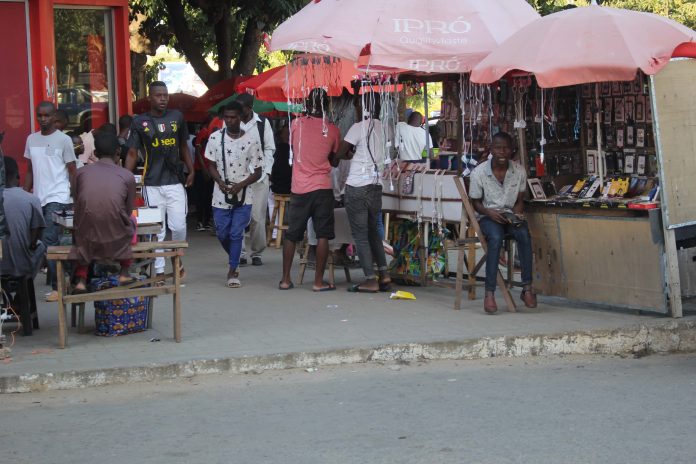 Vendedores da rua tem dias contados na cidade de Nampula, segundo disse o preisdente Paulo Vahanle que vai correr com todos os ambulantes que estao nas ruas da cidade