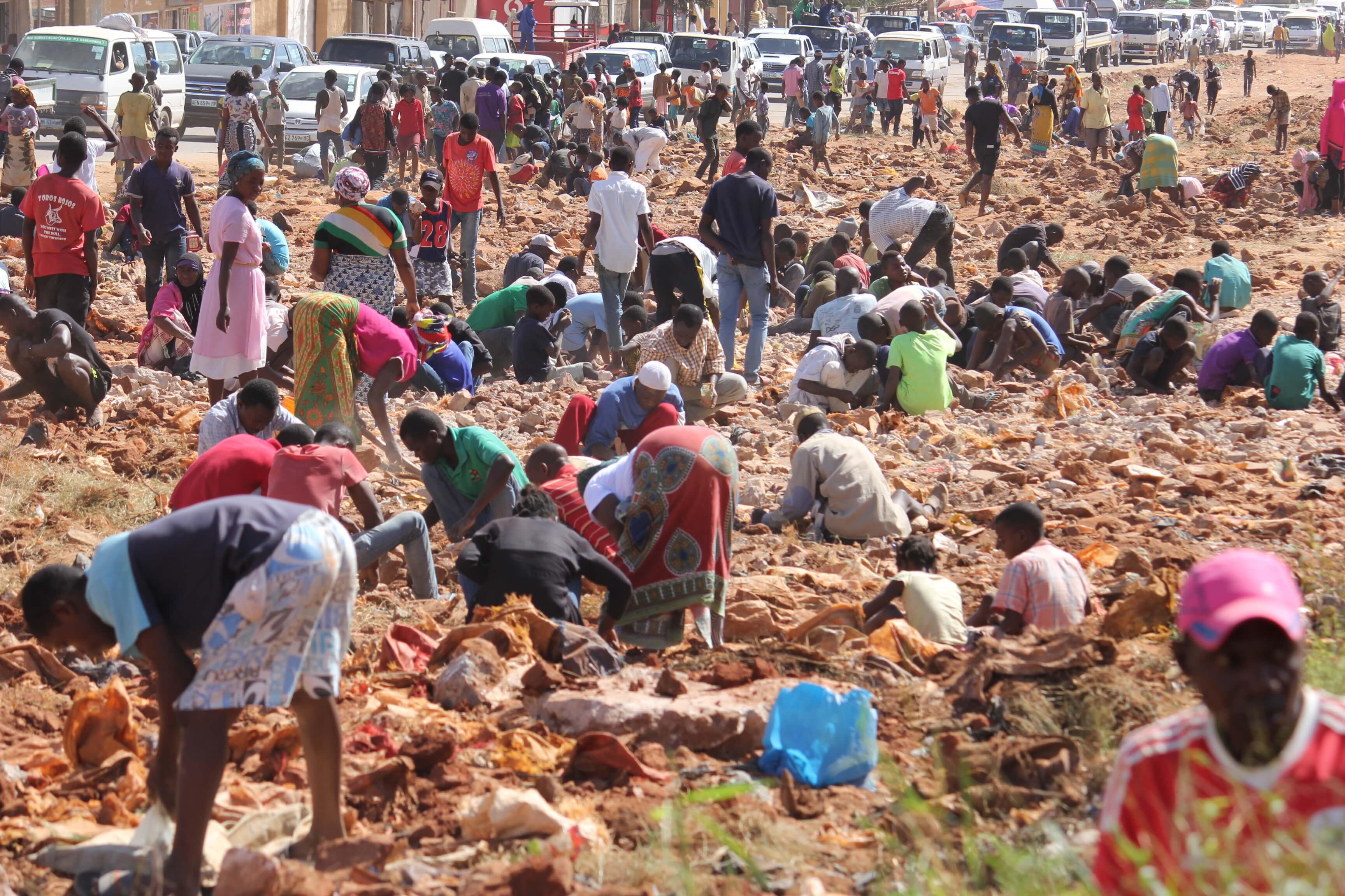 A populacao de Nampula estava a tentar ficar rica com pedras sem valor comercial