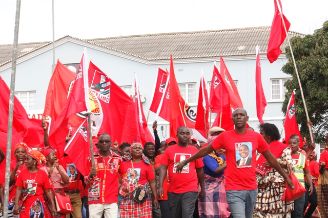 A frelimo em Nampula assaltou a praca dos herois, fez campanha eleitoral, tinham bandeiras e havia onda vermelha