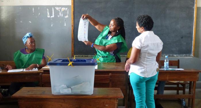 Os observadores da Uniao Europeia dizem que houve muitas irregularidades no dia da votacao