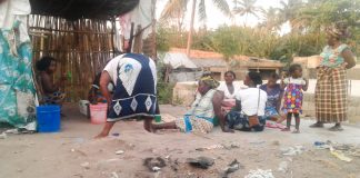 Briga de senhoras termina com estrangulamento de genitais de um jovem Um jovem de 19 anos viu os seus orgaos genitais estrangulados por tentar defender duas mulheres que estavam a beber cabanga na cidade de Nampual