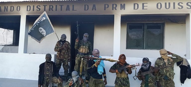 Enquanto ministros das FDS visitam Mocímboa da Praia: Insurgentes terroristas assaltam Quissanga e deixam a vila destruída