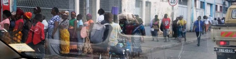 Por causa de capulanas: Mulheres em Nampula violam estado de emergência para celebrar o 7 de Abril
