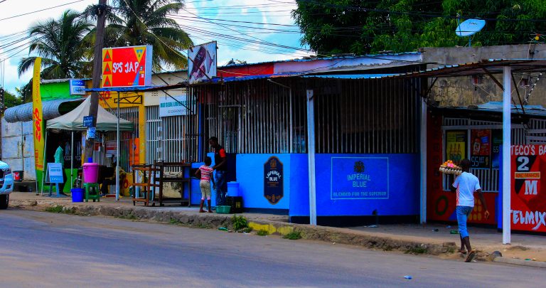 Está difícil ficar sem beber em estado de emergência: Bares e barracas funcionam “as escondidas” em Nampula