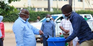 Governador de Nampula rejeita aplicar detergente sunlight em uso no centro de tratamento de covid-19 Manuel Rodrigues faz espectaulo barata e nega usar sunlight