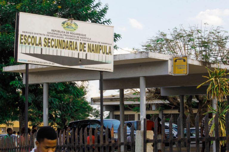 Pais e encarregados de educação reivindicam disparidade na fixação de preços para a aquisição de fichas de estudo em Nampula