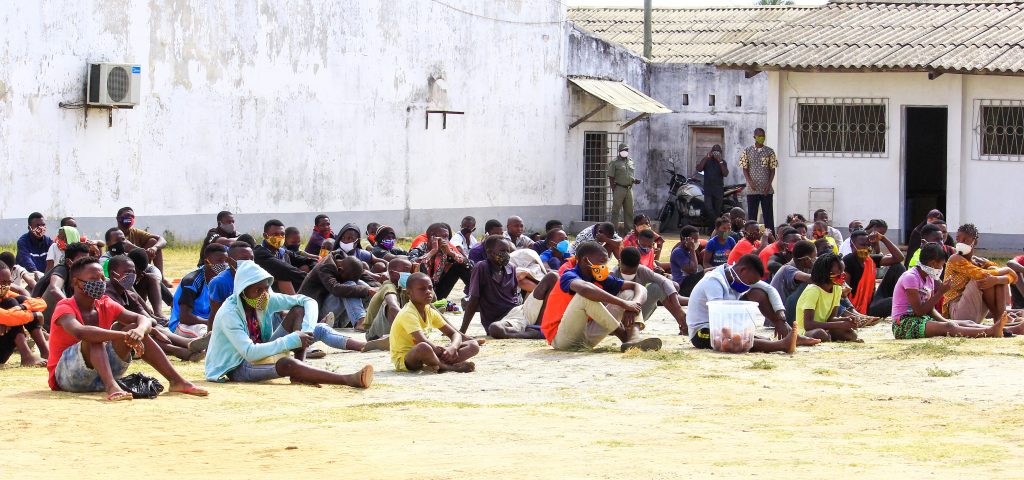 a policia esta a recolher crianças nas ruas como forma de prevenção da covil-19