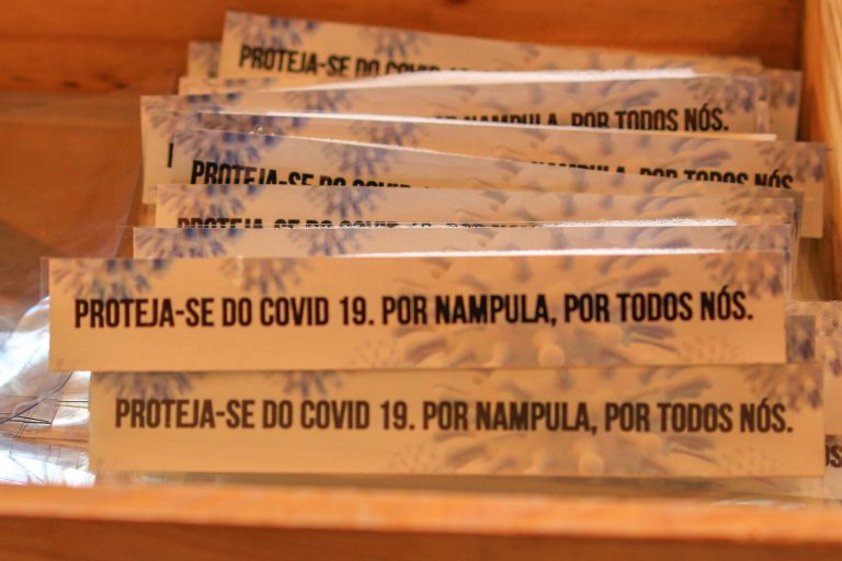 Prevenção contra a covid-19: Jovens de Nampula produzem viseiras e dispensadores de álcool