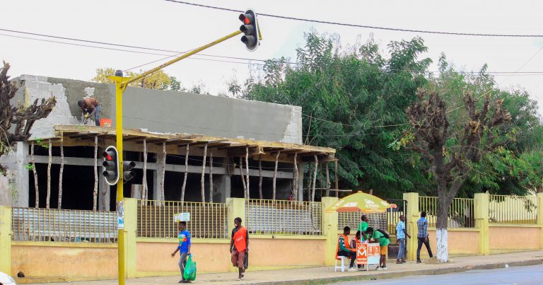 Directora da EPC 25 de Junho na cidade de Nampula autoriza construções alheias no recinto escolar