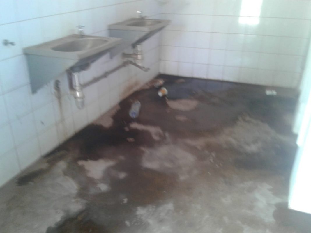 Imundice nas casas de banho periga a saúde dos utentes do centro de saúde de Muhala Expansão