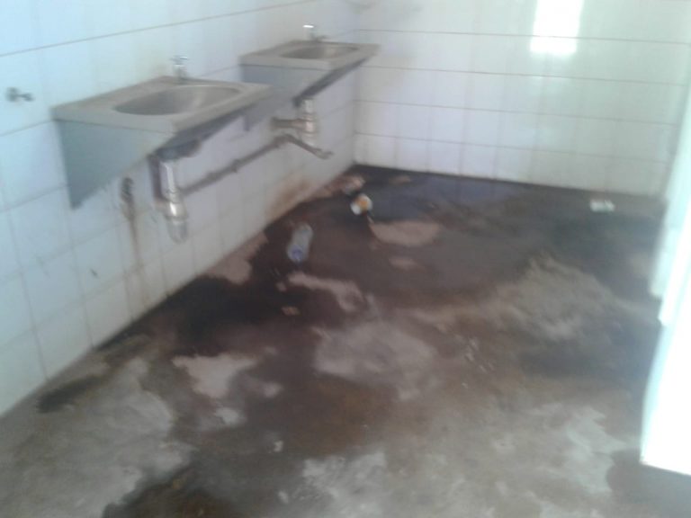 Imundice nas casas de banho periga a saúde dos utentes do centro de saúde de Muhala Expansão
