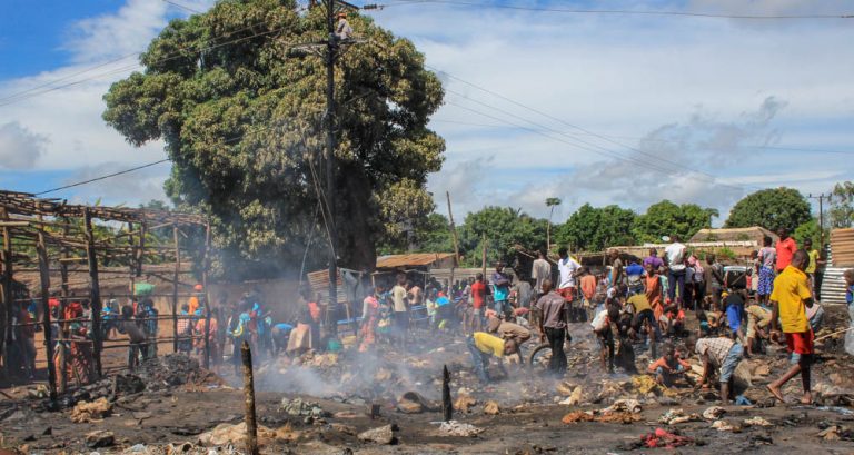 “Mercado dos macondes” pega fogo em Nampula e faz um óbito