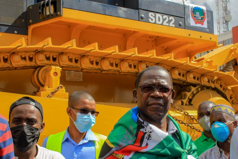 Autarquia de Nampula adquire novo equipamento para a melhoria das vias de acesso