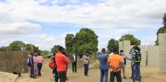 Suposto empresário tenta desalojar 15 famílias no bairro de Murrapaniua