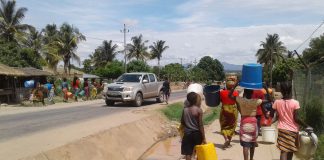 Moradores do bairro mais populoso do país ressentem-se da falta de água potável