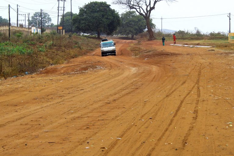 Avançado estado de degradação da via de acesso da barragem de Nampula preocupa utentes