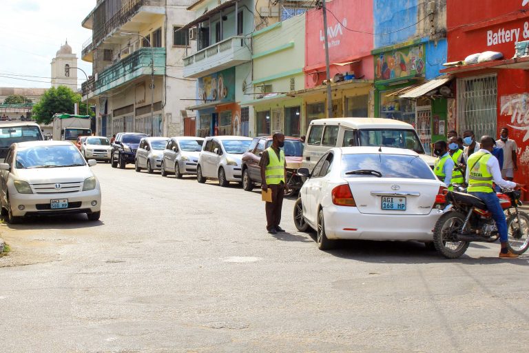 Estacionamentos irregulares afectam circulação de viaturas e peões na cidade de Nampula