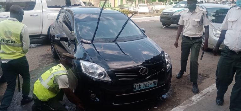 Vahanle ordena bloqueio da viatura do seu principal vereador por violar postura urbana