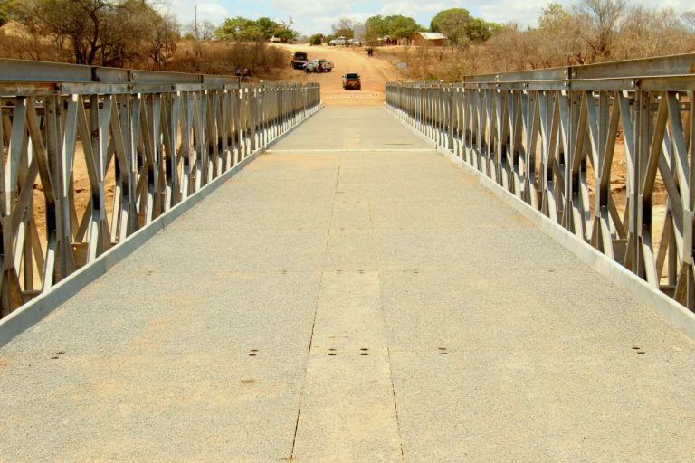 Pontes metálicas aliviam sofrimento da população de Mazua