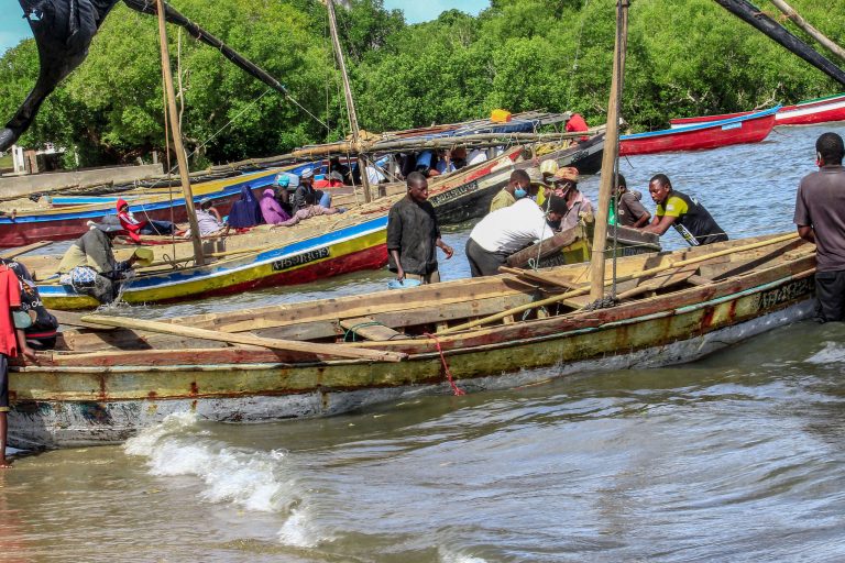 Pescadores de Angoche com protecção de policiais corruptos geram renda na “pesca” de Haxixe