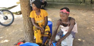 Nampula (IKWELI) – Adolescente de 14 anos garante estudos vendendo feijão jogo confeccionado