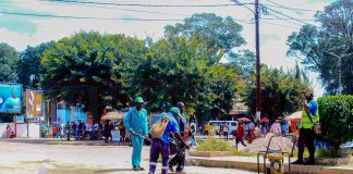 A difícil relação de Vahanle com o asfalto faz-lhe recorrer poeira da montanha para tapar buracos