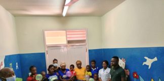 Lichinga: Jovem activista oferece lanche às crianças internadas no hospital provincial