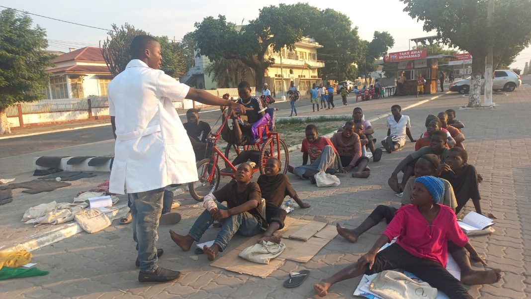 Nampula: Estudante universitário leva o ABC para moradores de rua