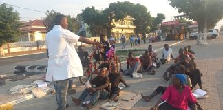 Nampula: Estudante universitário leva o ABC para moradores de rua