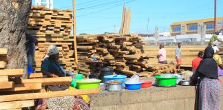Mulheres suprem necessidades com venda ambulante de comida confeccionada em Nampula