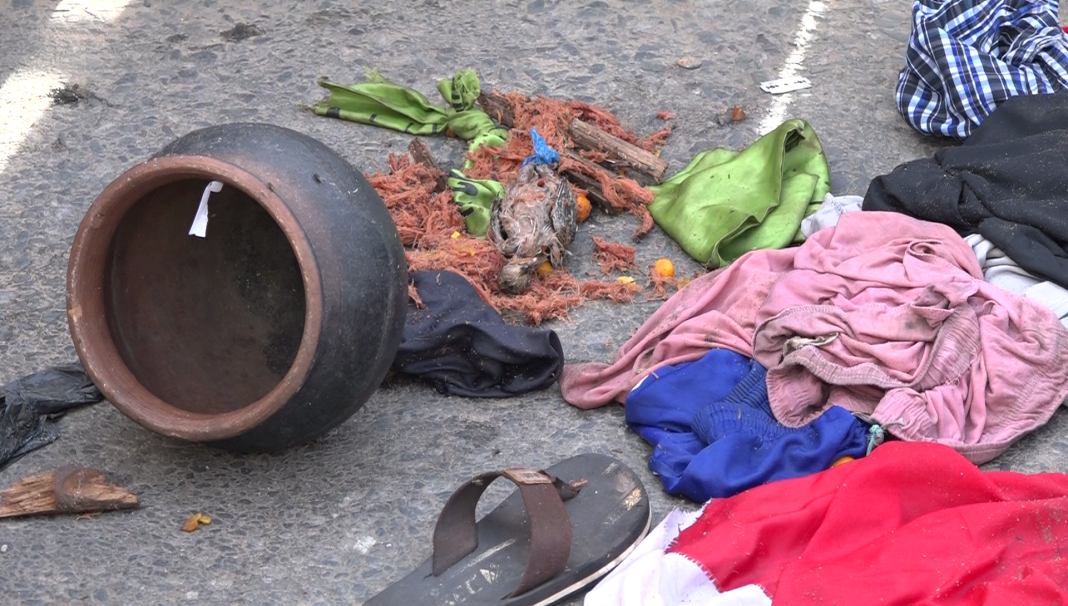 Avião mágico despenha-se na rua que dá acesso ao campus da UniRovuma