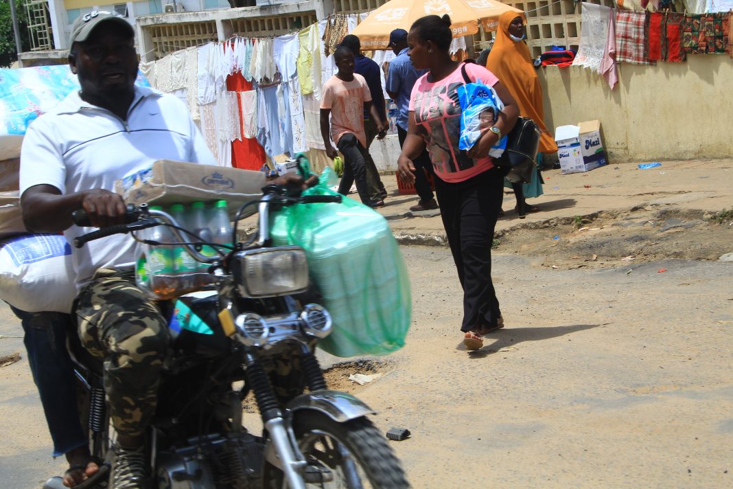 Nampula: Moto taxistas não respeitam limite de carga