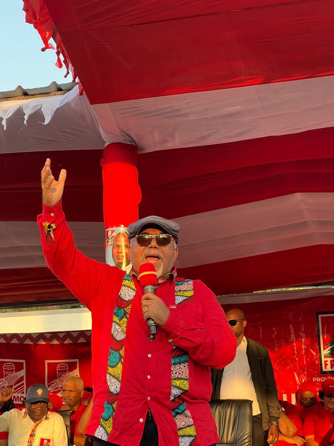 “É o nosso escolhido para governar Nampula”, Luciano de Castro, Primeiro secretário da Frelimo em Nampula apresentando Tio Salim a população da Ilha de Moçambique