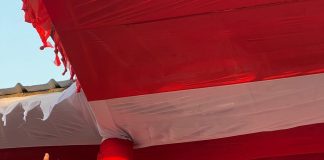 “É o nosso escolhido para governar Nampula”, Luciano de Castro, Primeiro secretário da Frelimo em Nampula apresentando Tio Salim a população da Ilha de Moçambique