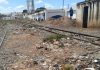 Nampula: Munícipes “sufocam” linha férrea com excrementos humanos