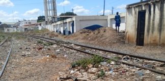 Nampula: Munícipes “sufocam” linha férrea com excrementos humanos