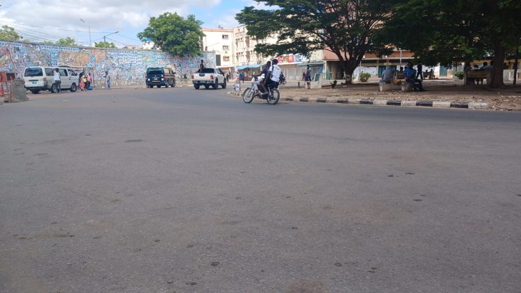 Militares “intimidam” ruas de Nampula, enquanto já se queima pneus em Nacala