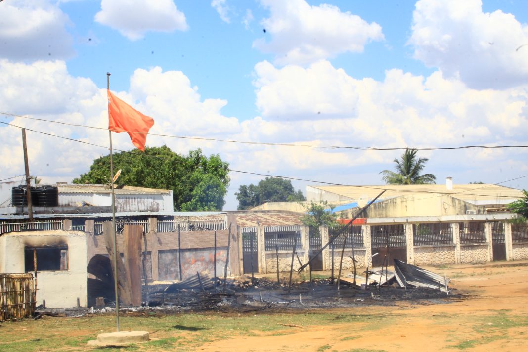 Nampula: Sede do comité de zona da Frelimo em Muhala queimado por manifestantes
