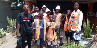 Em busca de dignidade :Professor de rua reacende luz esperança para os meninos “sem teto” em Nampula