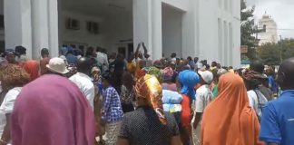 Trabalhadores despedidos por ilegalidades voltam a semear caos no edifício sede do conselho autárquico da cidade de Nampula