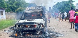 Moatize: População bloqueia vias de acesso e queima viatura municipal em protesto ao assassinato de um jovem