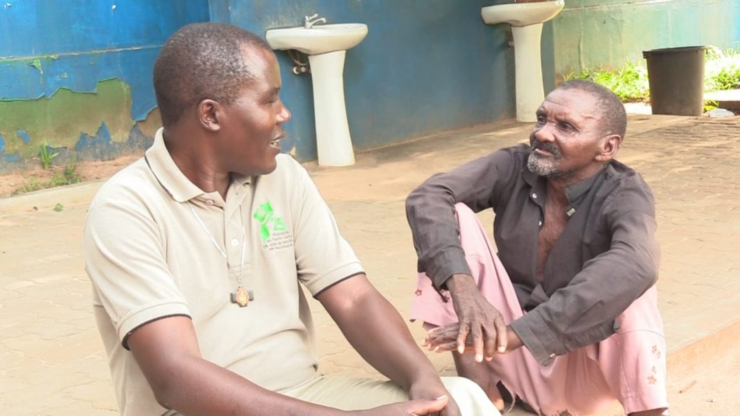 Depois de os manifestantes saquearem tudo :Igreja católica solidariza-se com idosos que passavam fome no centro de apoio a velhice em Nampula