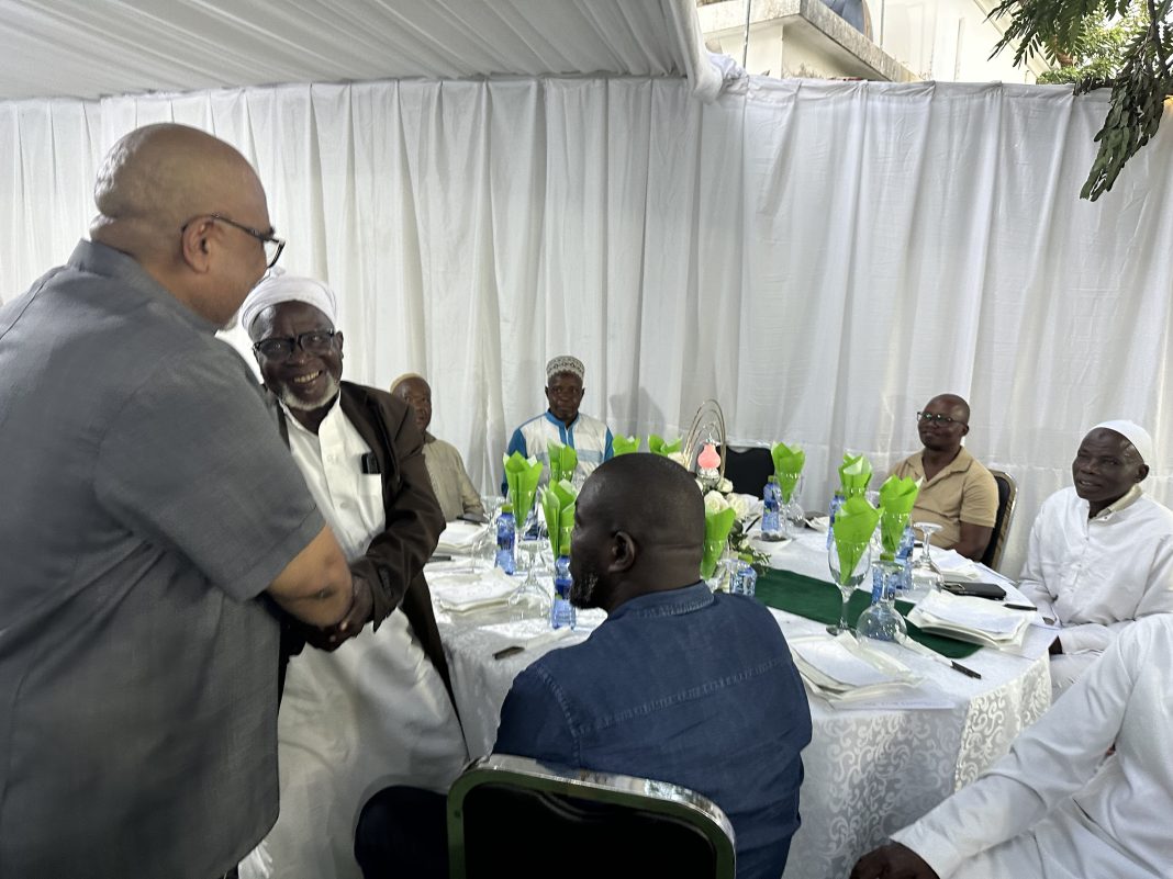 Governador de Nampula e família passam Iftar com mais de uma centena de muçulmanos na residência oficial