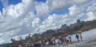 Pelo menos a pé: Já se atravessa o rio Monapo em Namialo