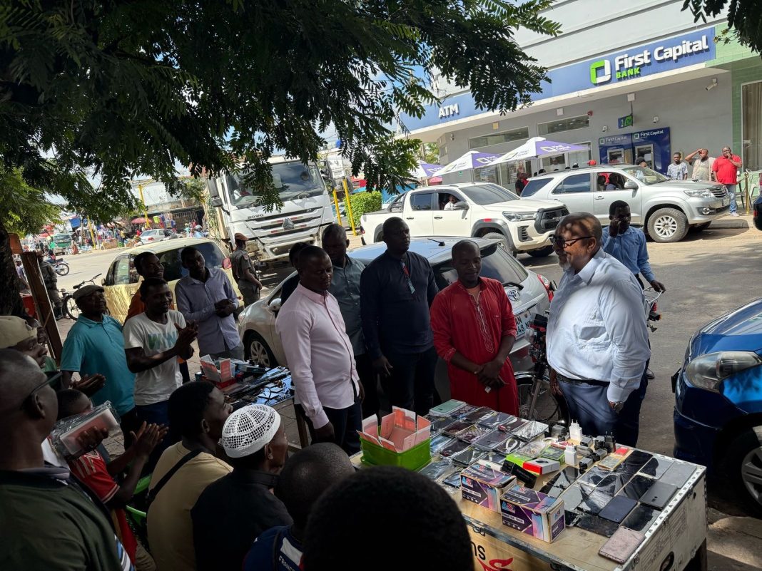 Tio Salim visita seus “sobrinhos” na principal zona de comércio informal da cidade de Nampula